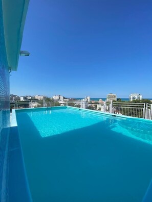 2 室外游泳池，日光浴躺椅