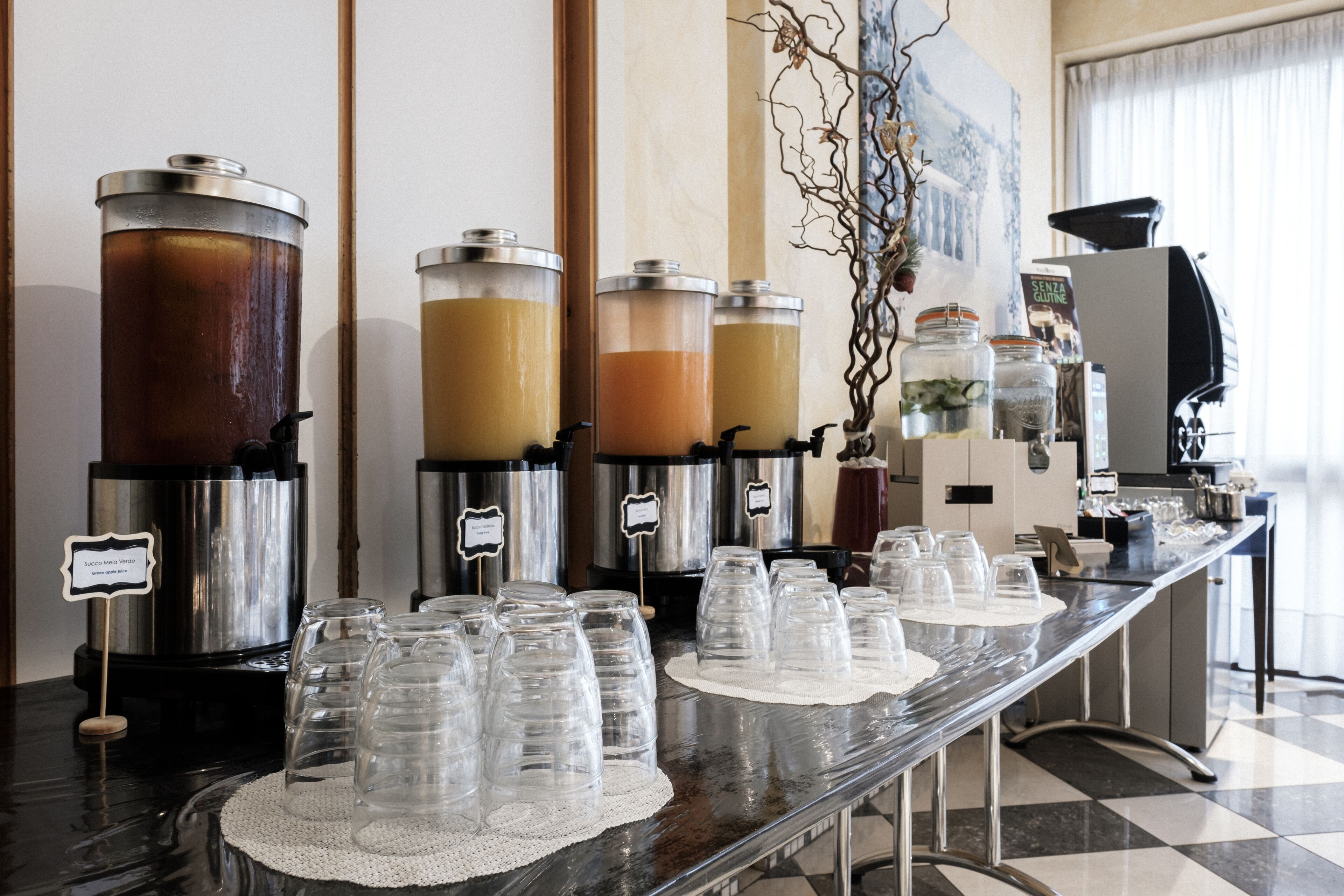 Sarapan bufet setiap hari (EUR 10 seorang) 