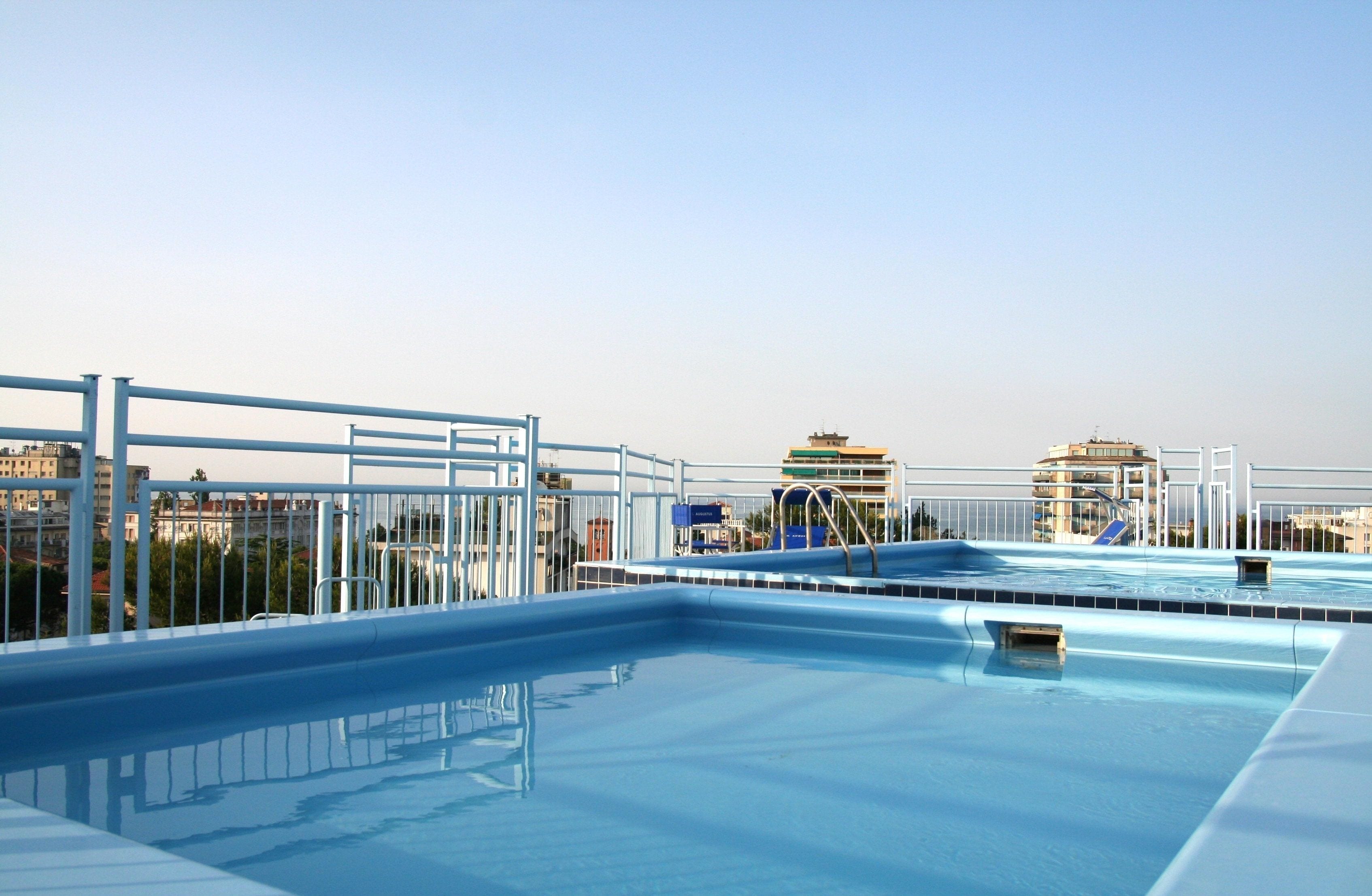 2 kolam renang terbuka, kerusi lepak pantai 