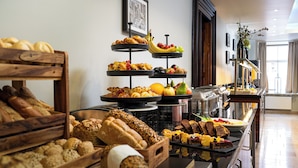 A buffet with various breads, pastries, fruits, and vegetables. -  Leonardo Boutique Hotel Salzburg Gablerbräu (Salzburg)