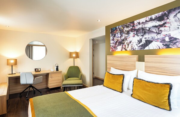 Habitación superior | Ropa de cama de alta calidad, minibar, caja fuerte y escritorio