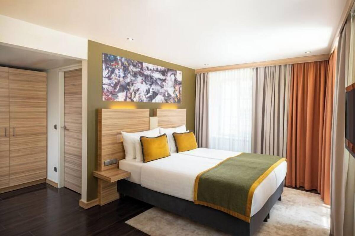 Premium bedding, minibar, in-room safe, desk