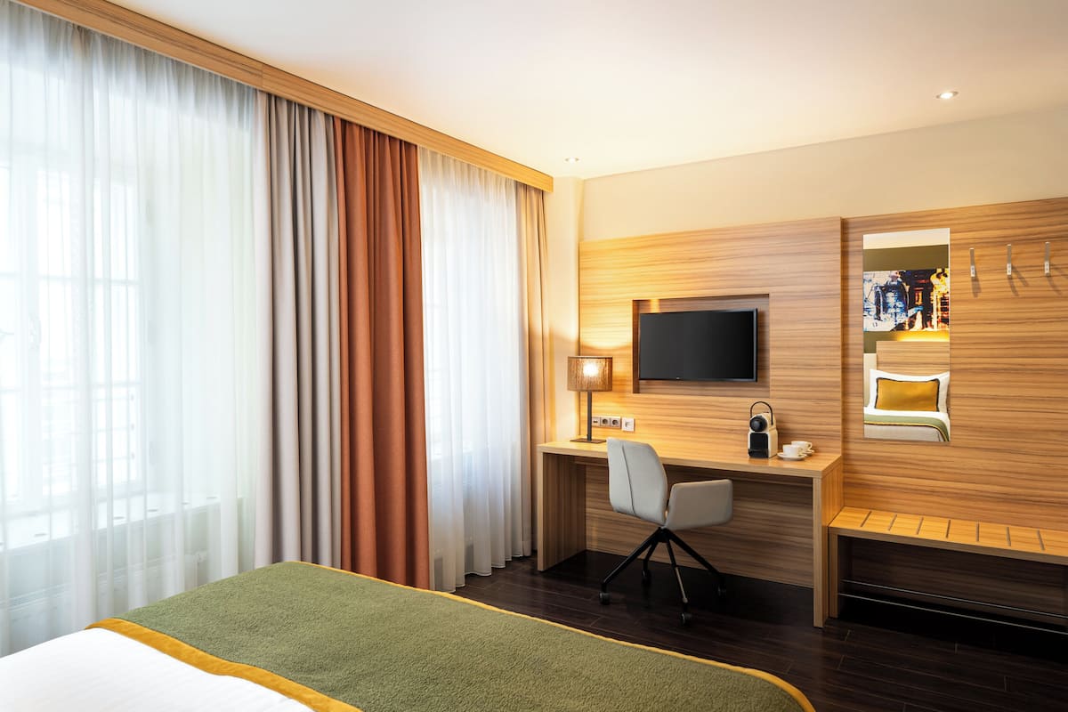 Comfort kamer | Luxe beddengoed, een minibar, een kluis op de kamer, een bureau