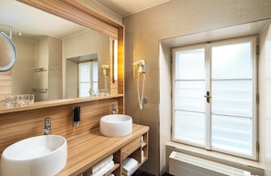 Suite | Badkamer | Een douche, gratis toiletartikelen, een haardroger, handdoeken