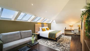 Sengetøy av topp kvalitet, minibar, safe på rommet og skrivebord