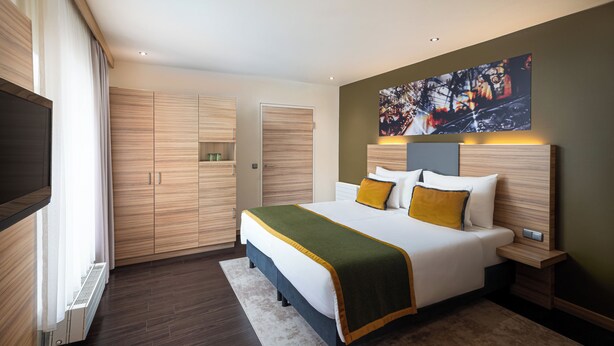 Suite | Seprai premium, minibar, brankas, dan meja kerja