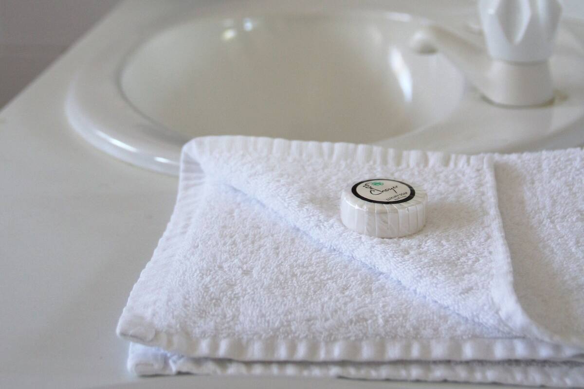 standard villa, 2 bedrooms | bathroom | shower, free toiletries, hair dryer, towels