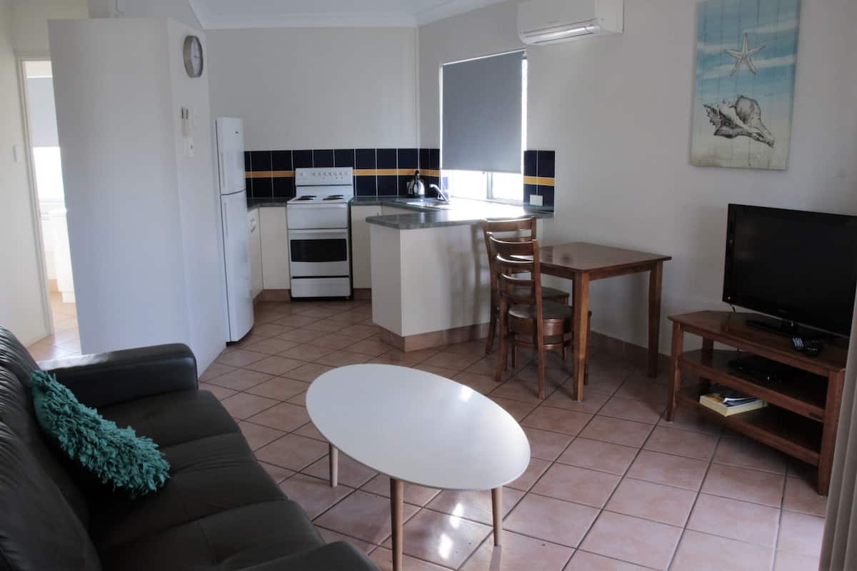 standard villa, 2 bedrooms | private kitchen | full-sized fridge, microwave, oven, stovetop