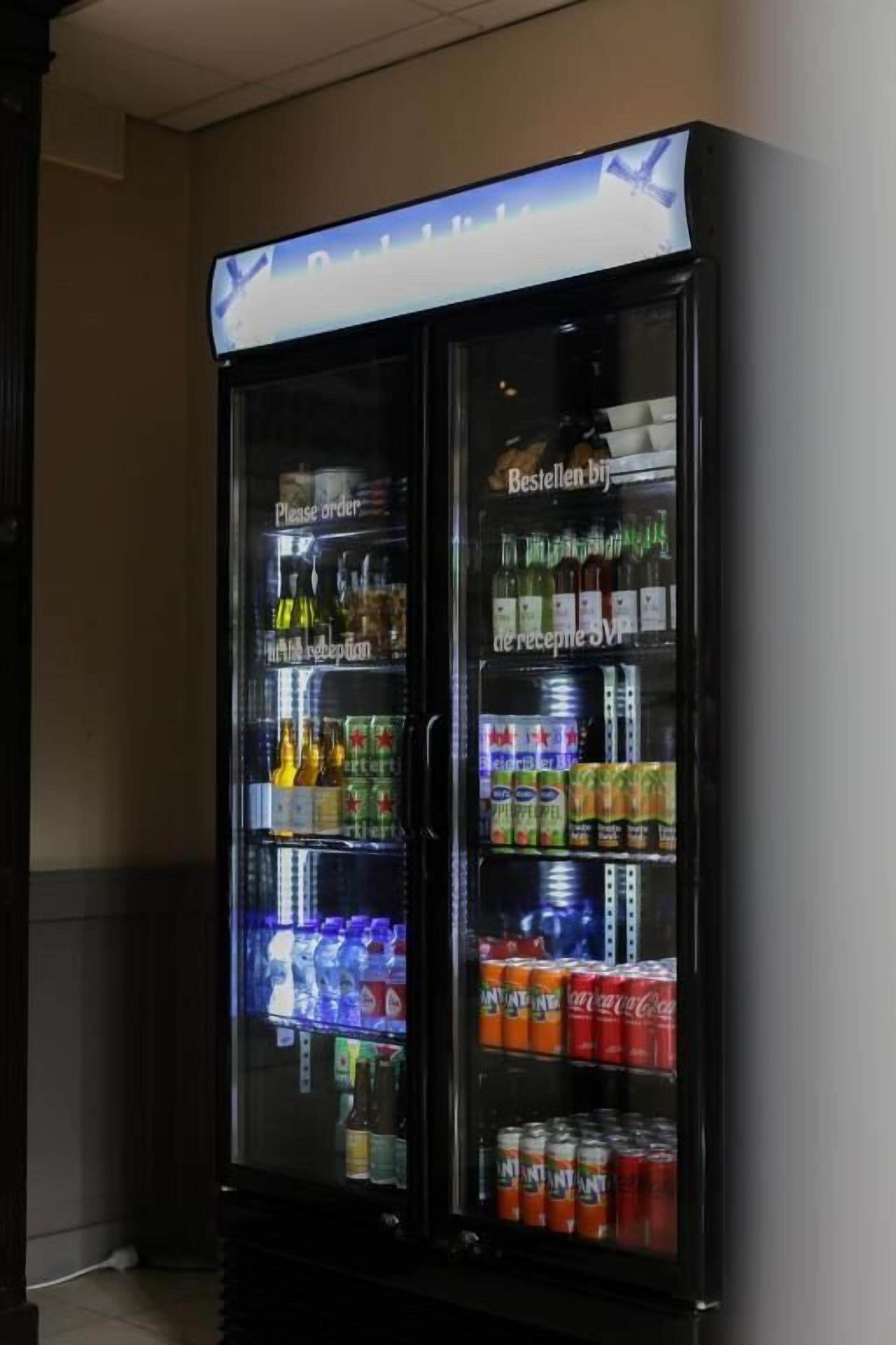 Ein Getränkeautomat mit verschiedenen Getränken und Snacks.