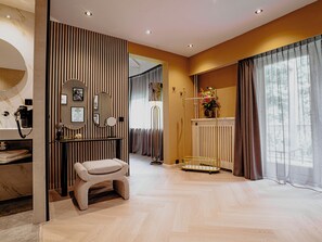 Suite | 1 bedroom, in-room safe, desk, iron/ironing board