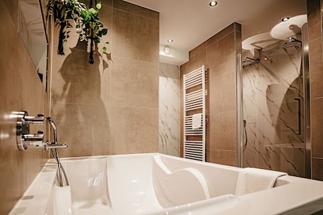 Suite | Bathroom. Hotel Heemskerk