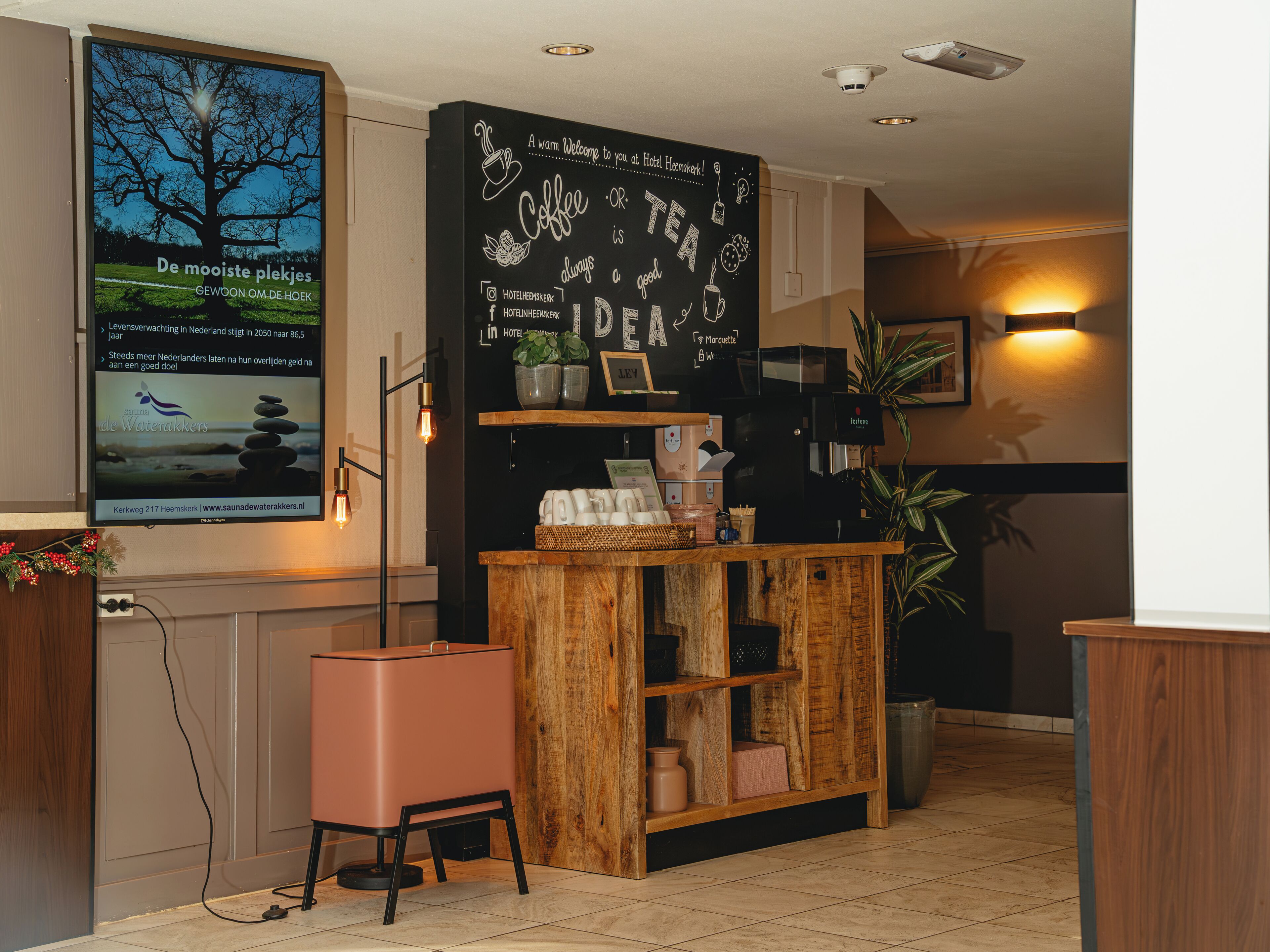 Lobby-lounge