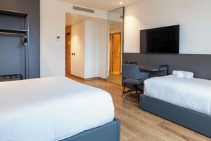 Caja de seguridad en la habitación, escritorio y cortinas blackout 