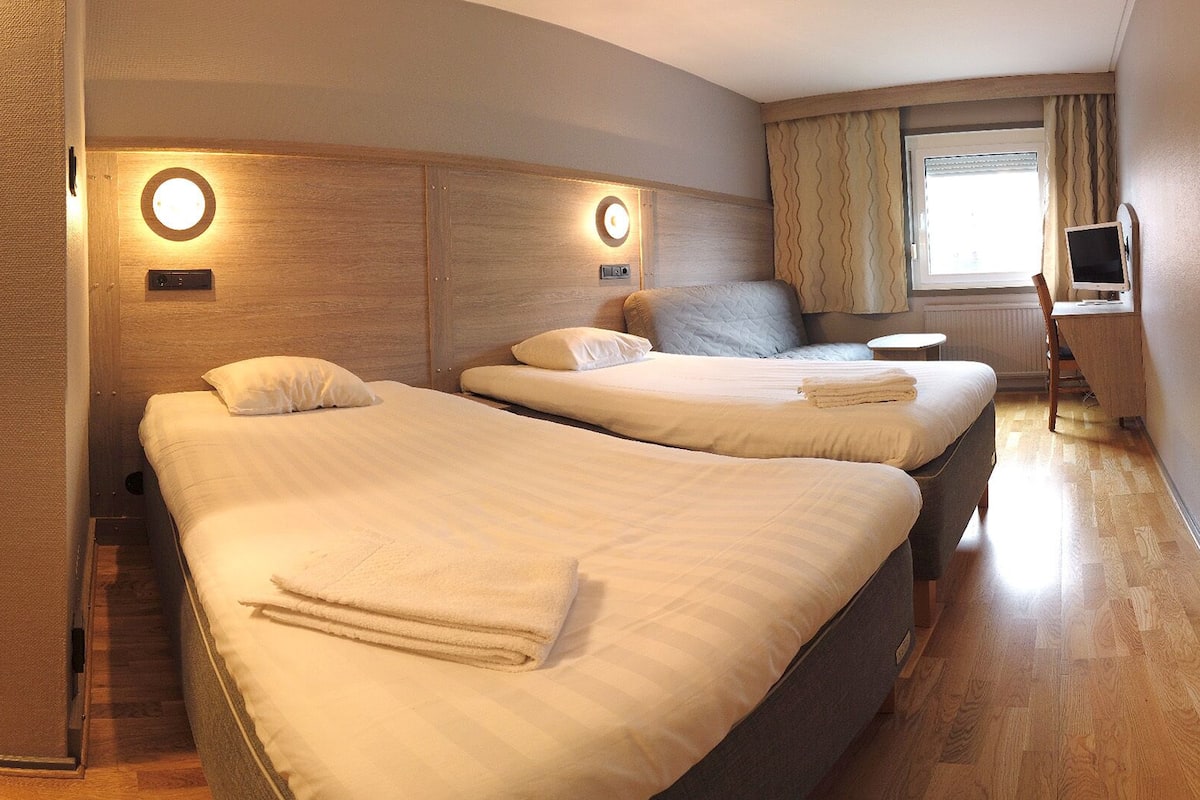 Minibar, desk, laptop workspace, blackout curtains