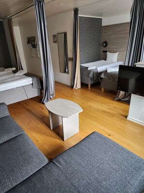 Family Quadruple Room | Minibar, desk, laptop workspace, blackout drapes - Hotell Stinsen (Hallsberg)
