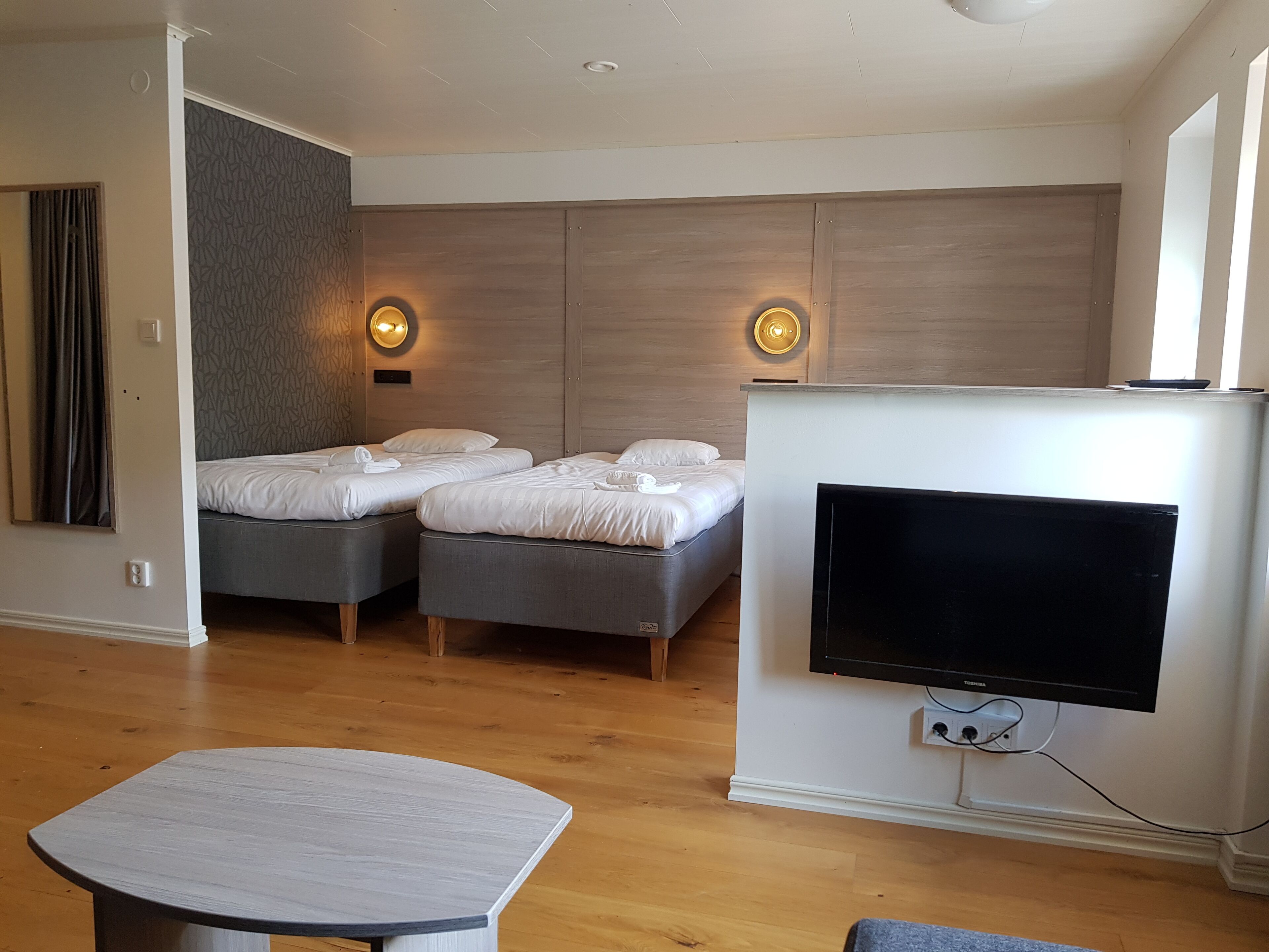 Minibar, escritorio y espacio para trabajar con laptop 