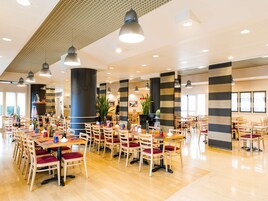 Desayuno buffet diario (EUR 12 por persona)