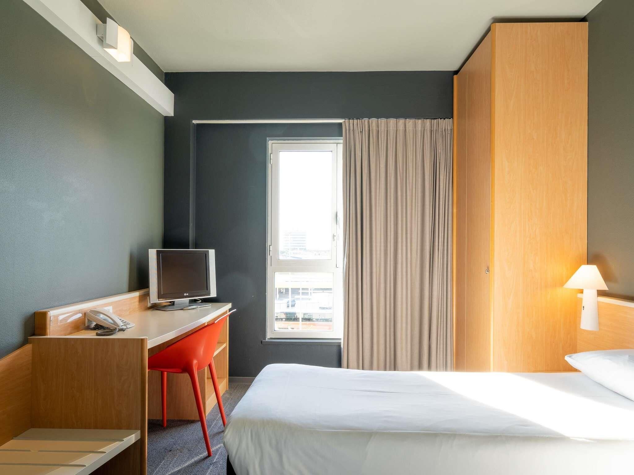 Habitación con 2 camas individuales, 2 camas individuales | Escritorio, insonorización, cunas gratuitas y camas extra gratis 