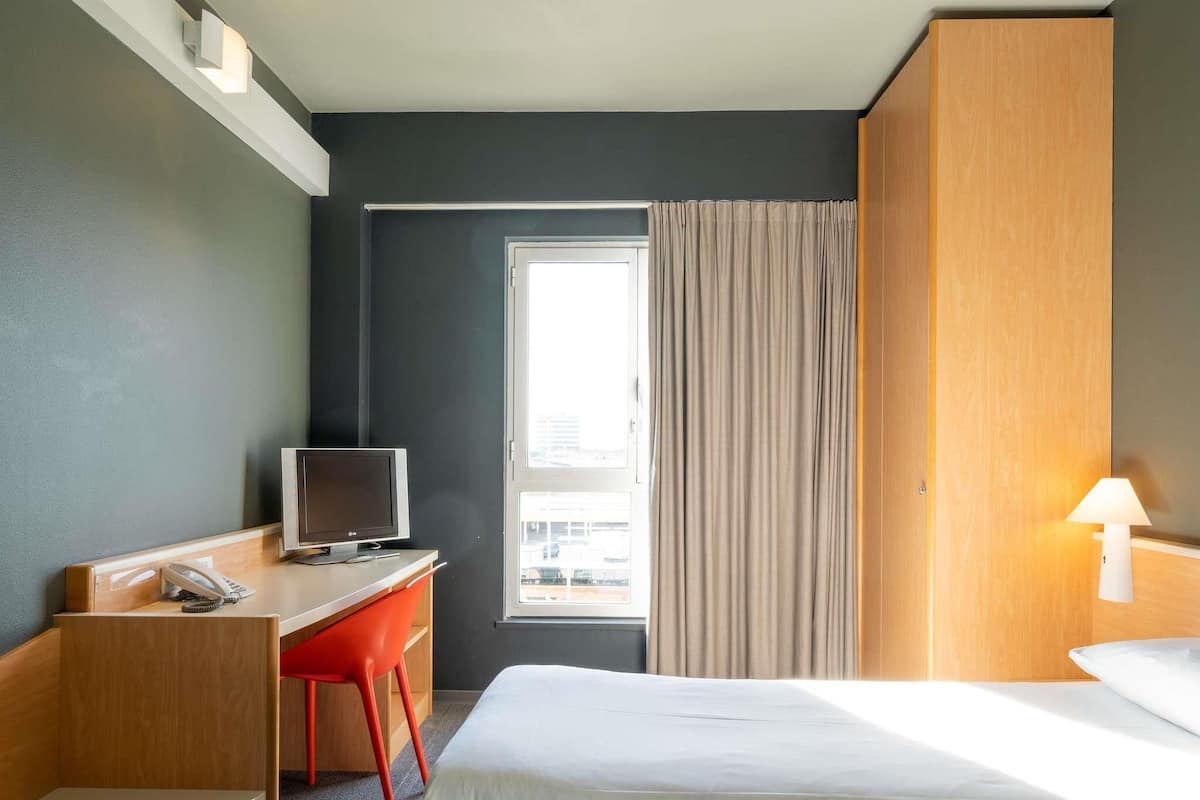 Habitación con 2 camas individuales, 2 camas individuales | Escritorio, insonorización, cunas gratuitas y camas extra gratis