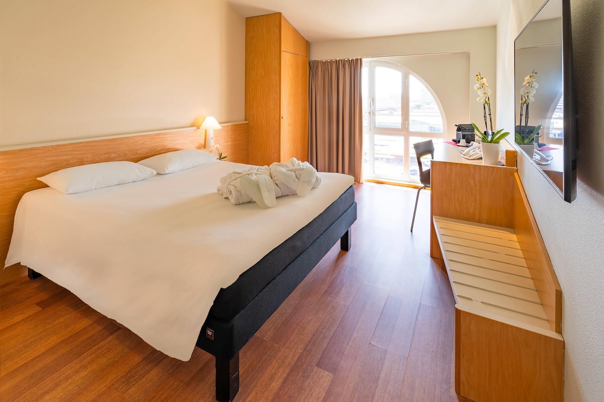 premium room, 1 double bed | desk, soundproofing, free cots/infant beds, free rollaway beds