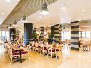 Desayuno buffet todos los días (con cargo) 