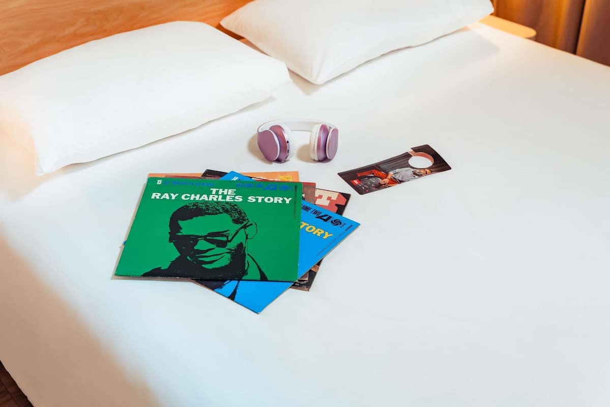 Kamer, 1 tweepersoonsbed | Een bureau, geluiddichte muren, gratis babybedden, gratis extra bedden