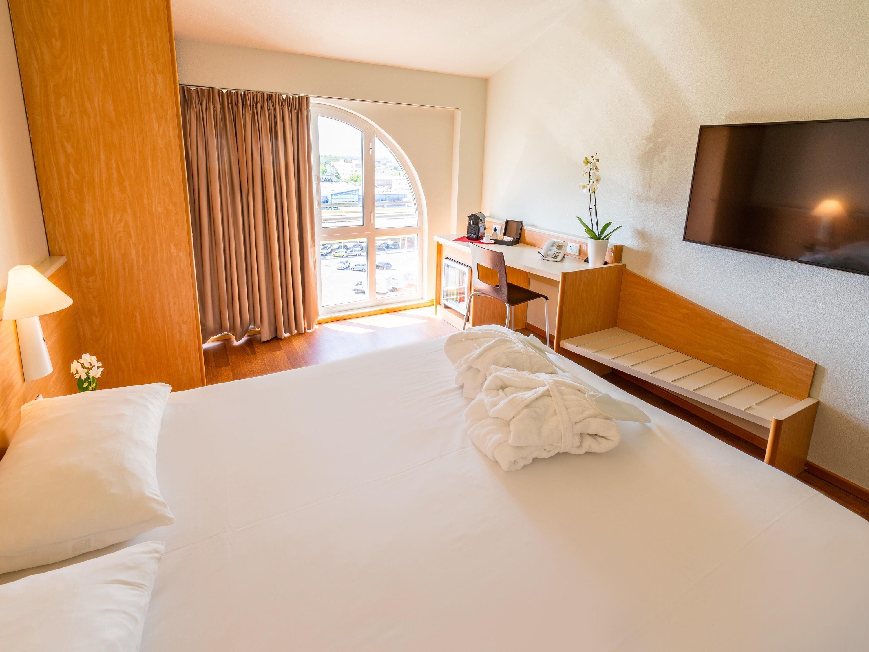 Premium Room, 1 Double Bed | Desk, soundproofing, free cots/infant beds, free rollaway beds