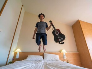 Habitación, 1 cama matrimonial | Escritorio, insonorización, cunas gratuitas y camas extra gratis