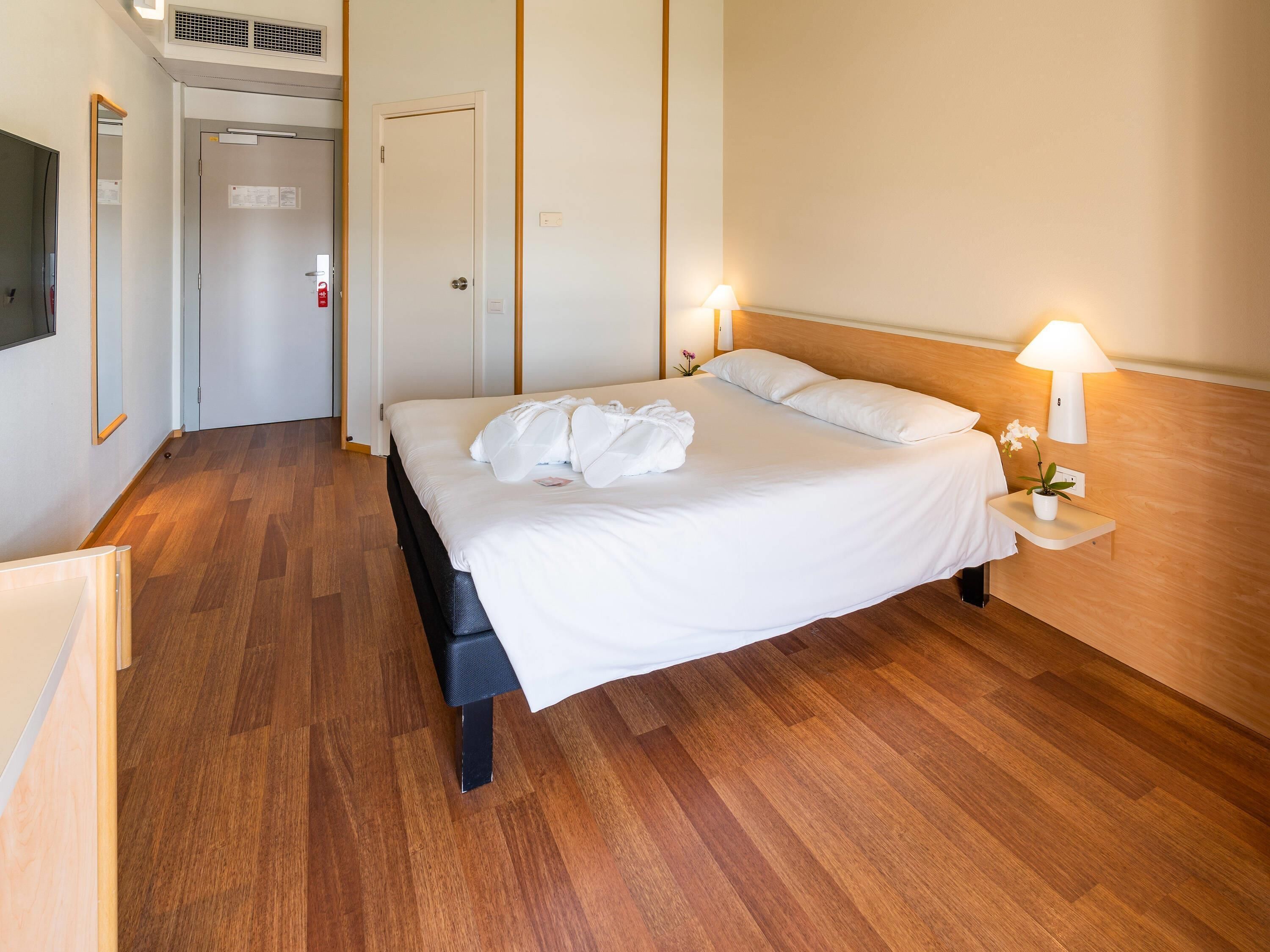premium room, 1 double bed | desk, soundproofing, free cots/infant beds, free rollaway beds