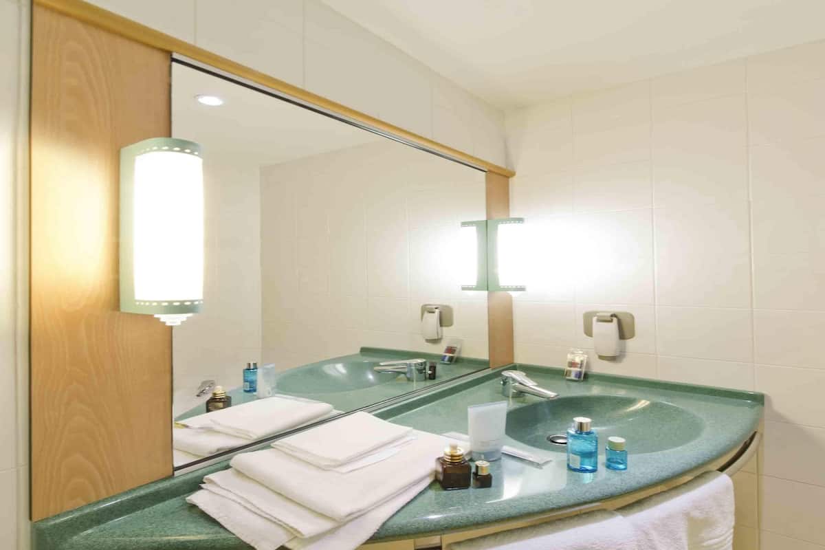 desk, soundproofing, free cots/infant beds, free rollaway beds