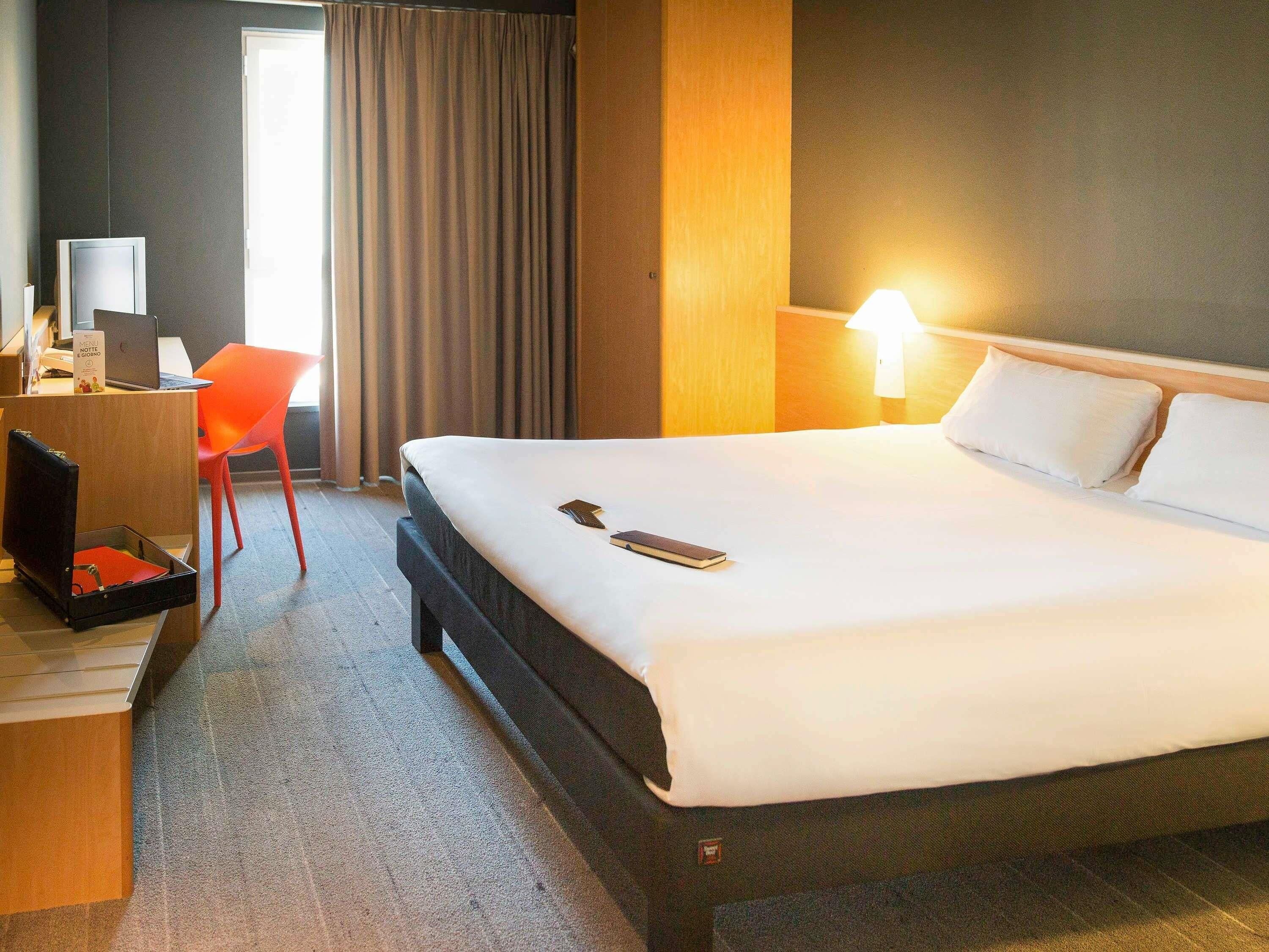 Zimmer, 1 Doppelbett | Schreibtisch, schallisolierte Zimmer, kostenlose Babybetten