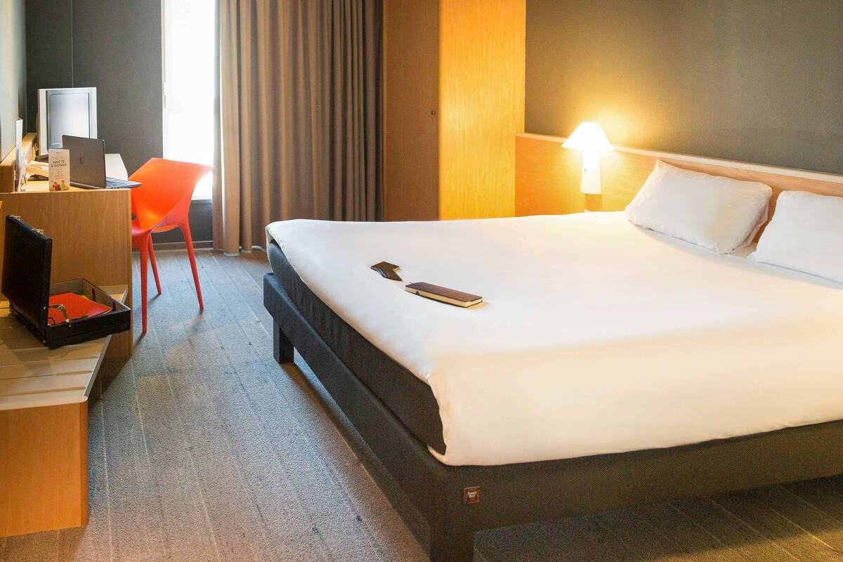 Kamar, 1 Tempat Tidur Double | Meja kerja, kedap suara, dan tempat tidur bayi gratis