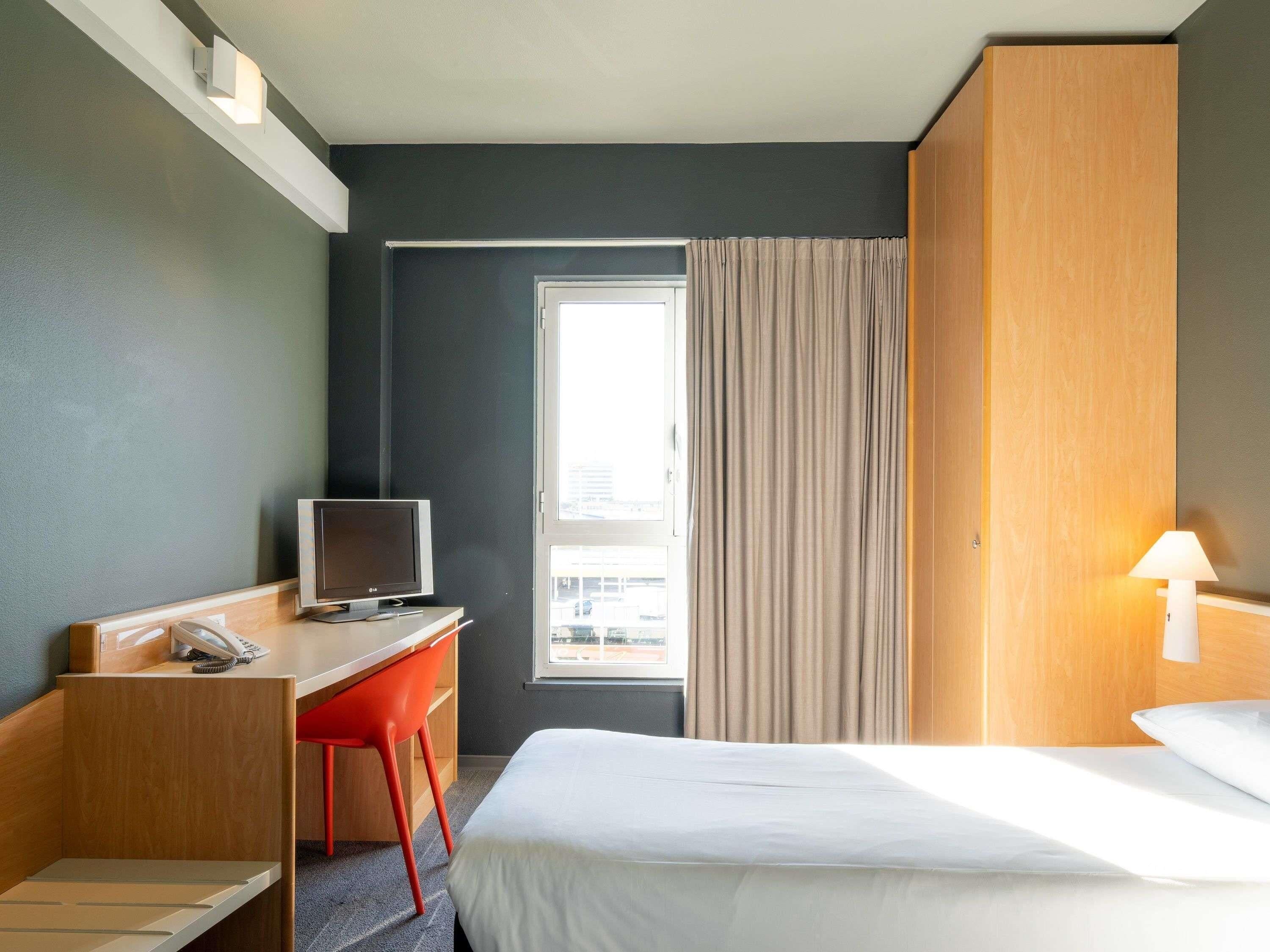 Twin Room, 2 Twin Beds | Desk, soundproofing, free cribs/infant beds, free rollaway beds