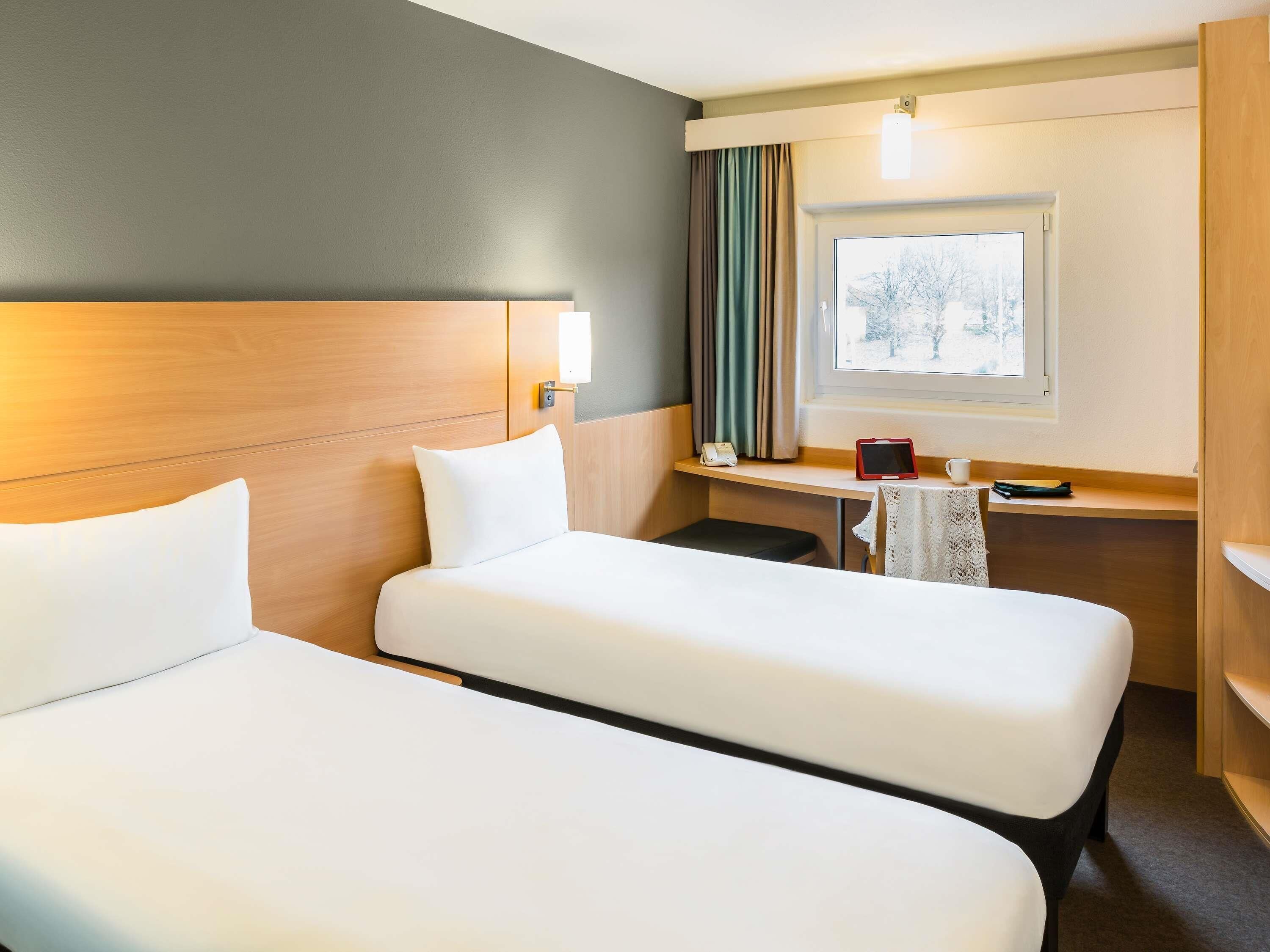 Twin kamer, 2 eenpersoonsbedden | Een bureau, verduisterende gordijnen, gratis wifi, beddengoed