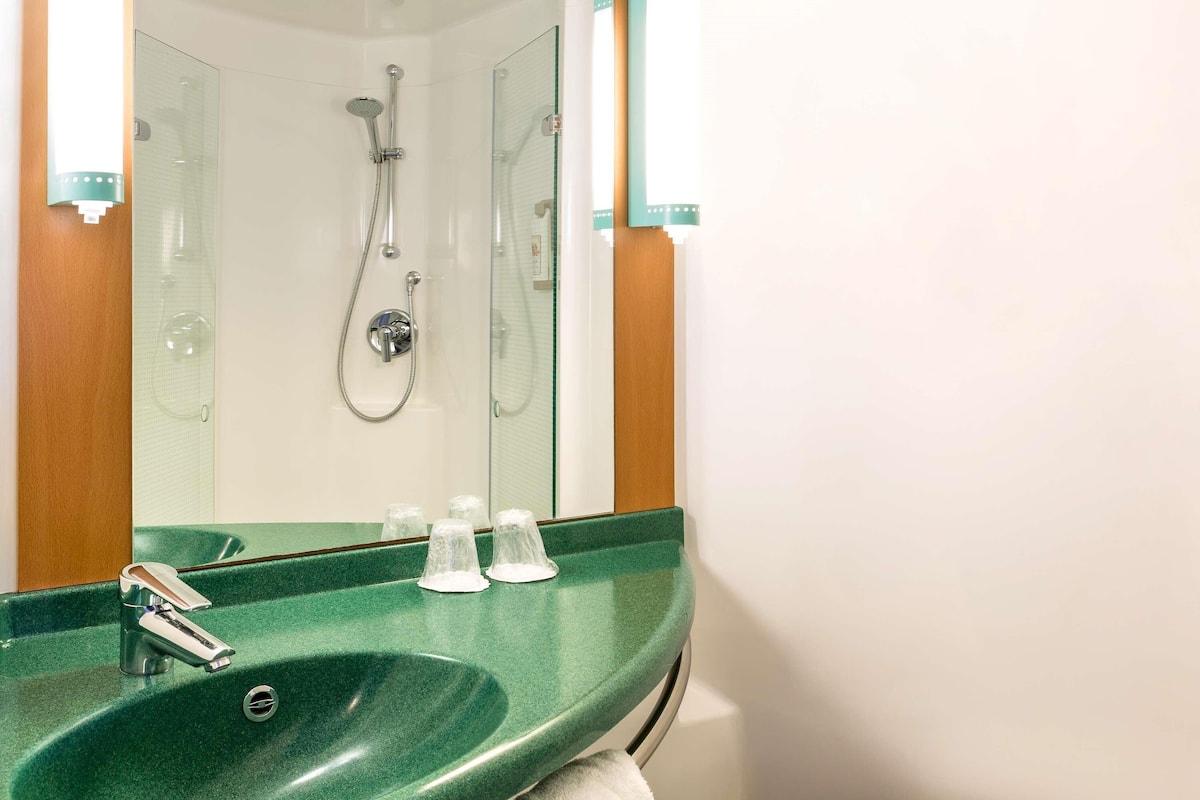 Desk, blackout drapes, free WiFi, bed sheets