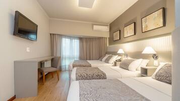 Quarto quádruplo básico | Frigobar, escrivaninha, cortinas blackout, quartos à prova de som