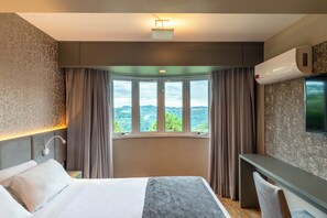 Luksusrom | Minibar, skrivebord, blendingsgardiner og lydisolert