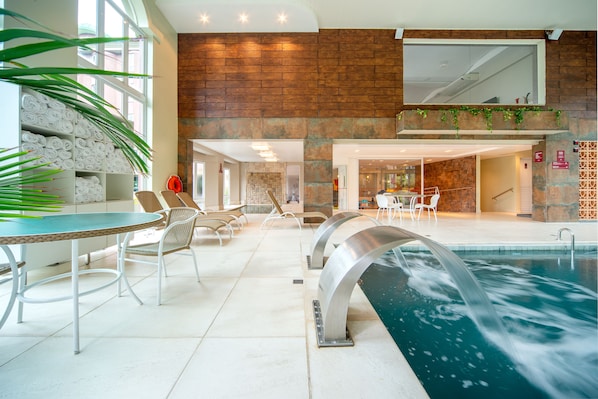 Piscine couverte, accès possible de 10 h 00 à 22 h 00, chaises longues