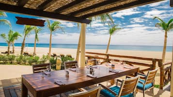 8 restaurantes; se sirven desayunos, almuerzos y cenas