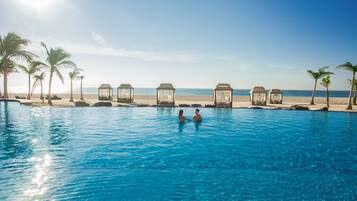 4 albercas al aire libre y alberca climatizada