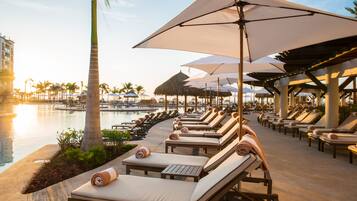 4 piscines extérieures, piscine chauffée, tentes de plage