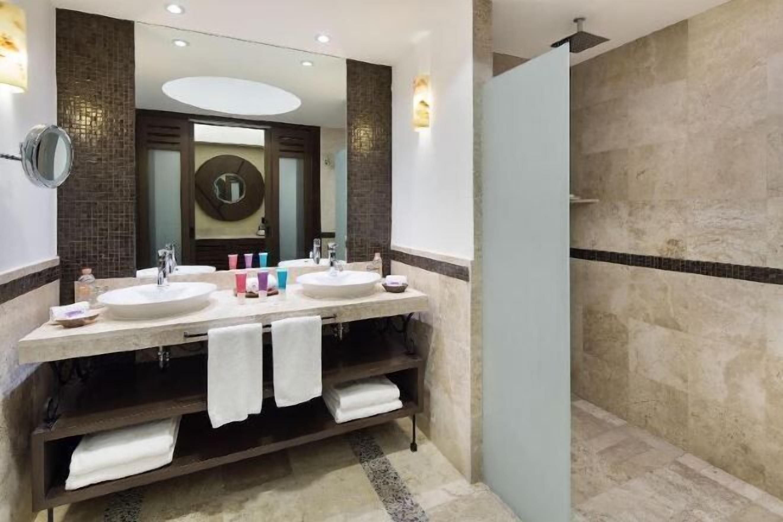 Bathroom | Free toiletries, hair dryer, bathrobes, towels