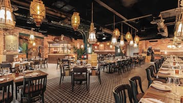 8 restaurants; breakfast, lunch and dinner served