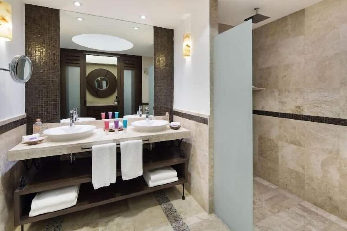 Salle de bain | Articles de toilette gratuits, sĂšche-cheveux, peignoirs