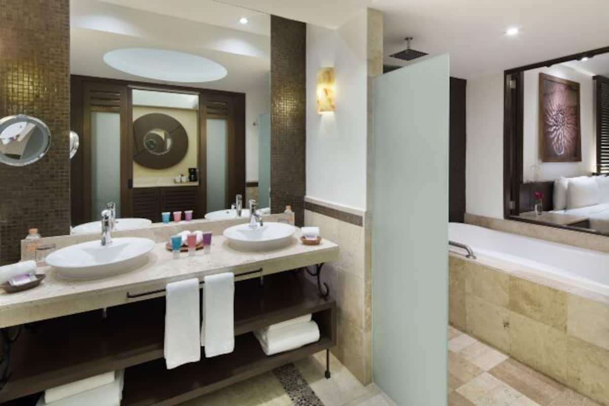 Bathroom | Free toiletries, hair dryer, bathrobes, towels