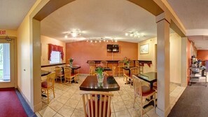 Free daily continental breakfast - Econo Lodge Freeport - Brunswick Area (Freeport)