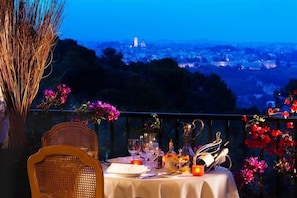 Breakfast, lunch and dinner served - LE MAS D Artigny AND SPA (La Colle-sur-Loup)