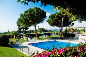 Indoor pool, outdoor pool, pool umbrellas, sun loungers - LE MAS D Artigny AND SPA (La Colle-sur-Loup)