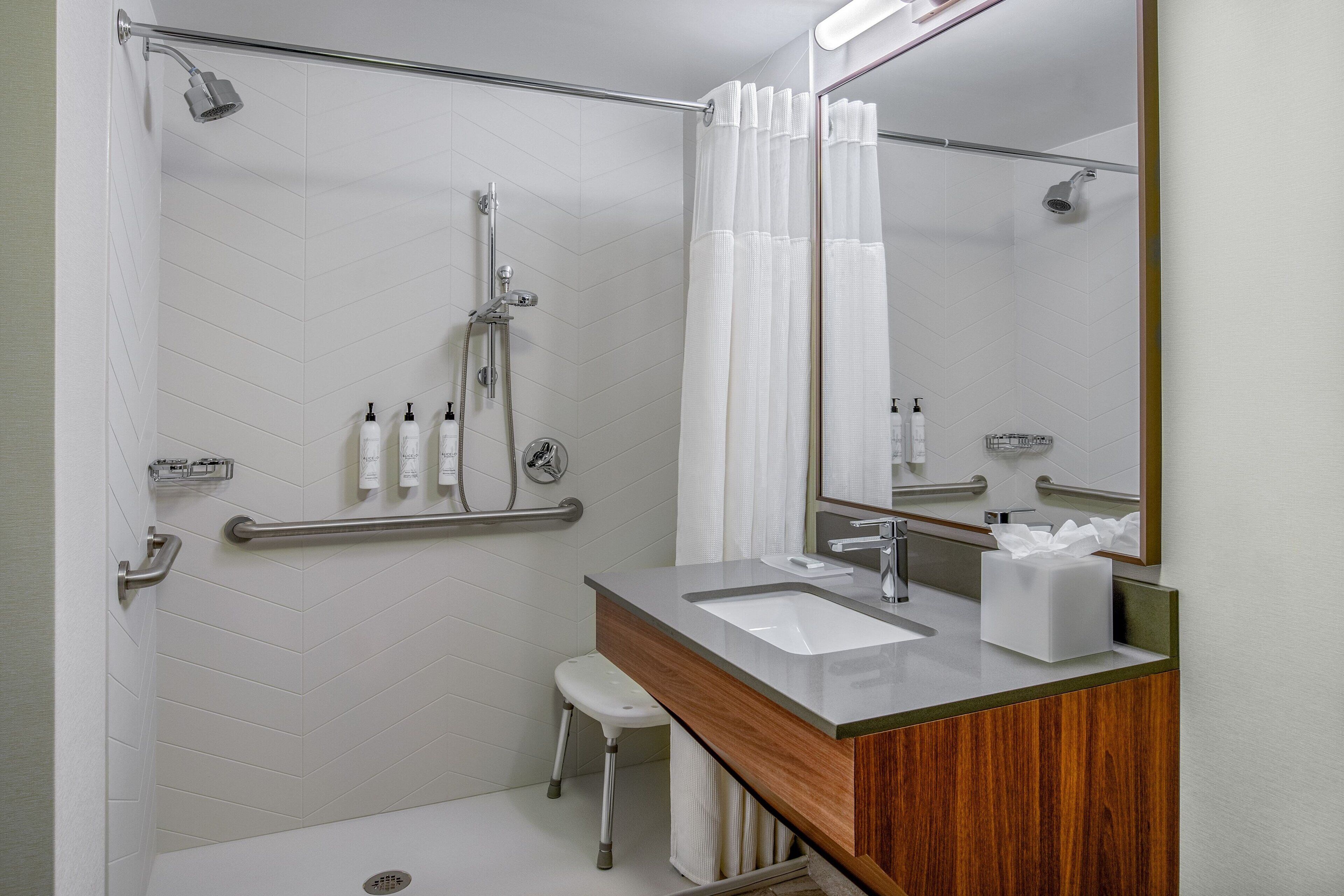 Un baño moderno con ducha, inodoro y lavabo.