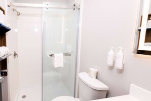 Articles de toilette gratuits, sĂšche-cheveux, serviettes fournies